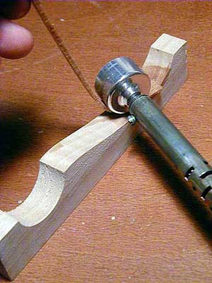 Использование для изгиба реек паяльника со специальной насадкой значительно облегчает и ускоряет работу