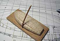 Вставляем и приклеиваем конец рейки в отверстие с одного края шлюпки