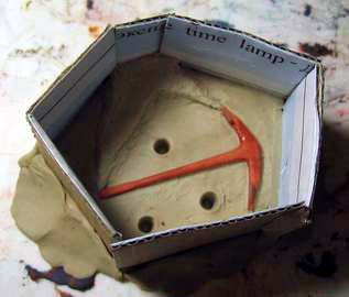 Мастер-модель утоплена на половину в пластилин