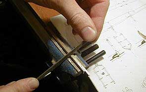 Затем обрабатываем надфилем веретено, придавая ему нужную форму и сверлим отверстие под рым