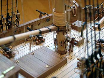 Лежащие стопкой на гике сегарсы нарезал из свернутого в трубку липового шпона