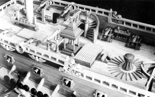 Шпиль и судовой колокол