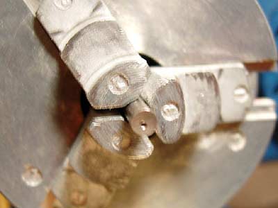 Засверленное с торца отверстие.