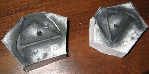 Две половинки формы покрыты графитом и готовы к использованию