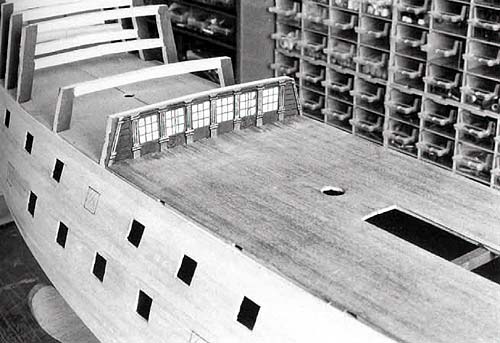 Фронтальная стенка каютной палубы под квардеком Фронтальная стенка каютной палубы под квардеком