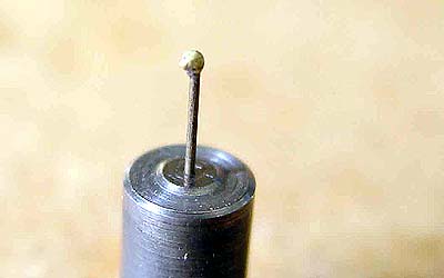 Вставляем проволоку с шариком на конце в наковальню до упора