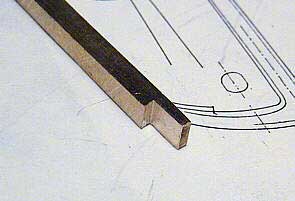 Ножовкой или надфилем делаем вырез в конце веретена
