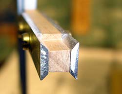 пластины могут перемещаться вверх и вниз