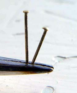 Слева - нормальный гвоздь, справа - дефектный