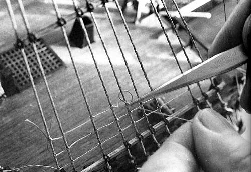 Поддержка образовывающегося узла пинцетом