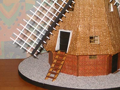 Центральный вход и часть крыла