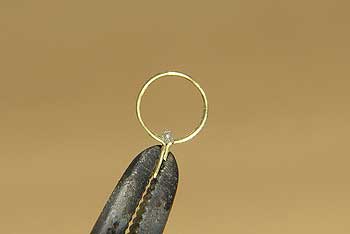 Запаиваем, оставив длинные концы у колечка