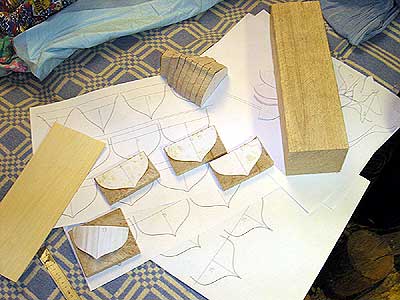 Поклейка шпангоутов из шпона (на фото они белые, т.к. на каждом из них находится рапечатанная выкройка) на бальзу и сборка единого пакета