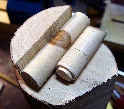 Срез кизила, часть блина и две готовые заготовки для уток