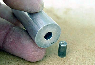 Наковальню с проволокой помещаем в направляющую.