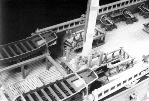 Палубные детали вокруг грот-мачты