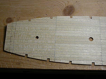 Оклейка и предварительная примерка палубы деревянной модели джонки