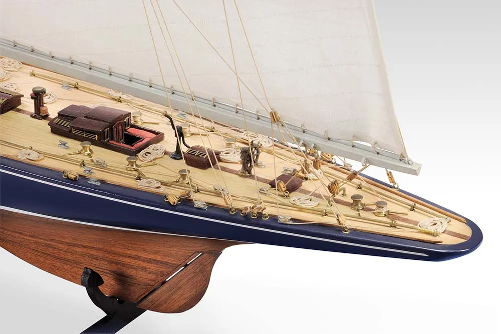 модель яхты Endeavour (плюс инструменты)