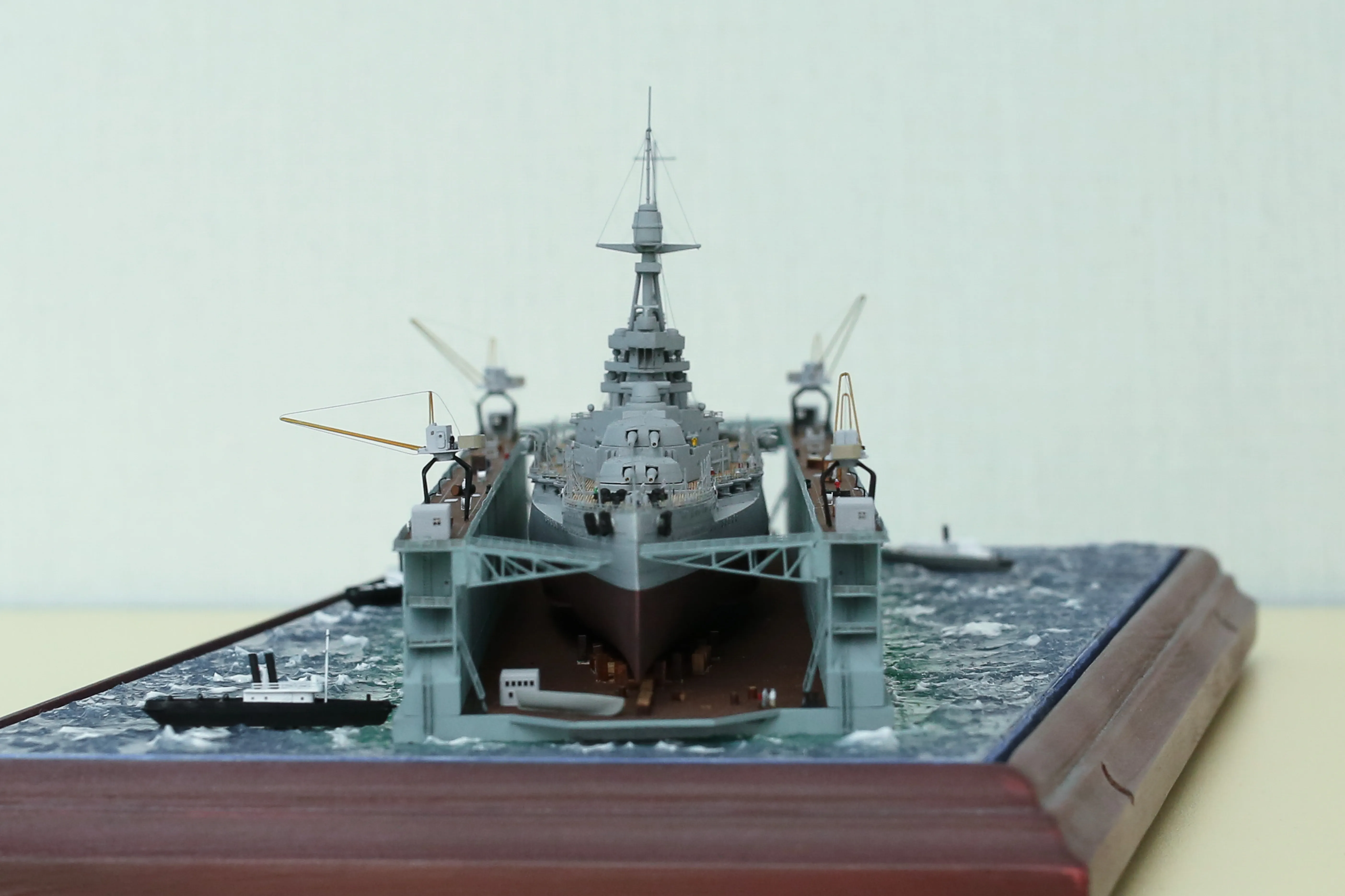 Модель корабля Линкор "Квин Элизабет" в доке - Верфь на Столе