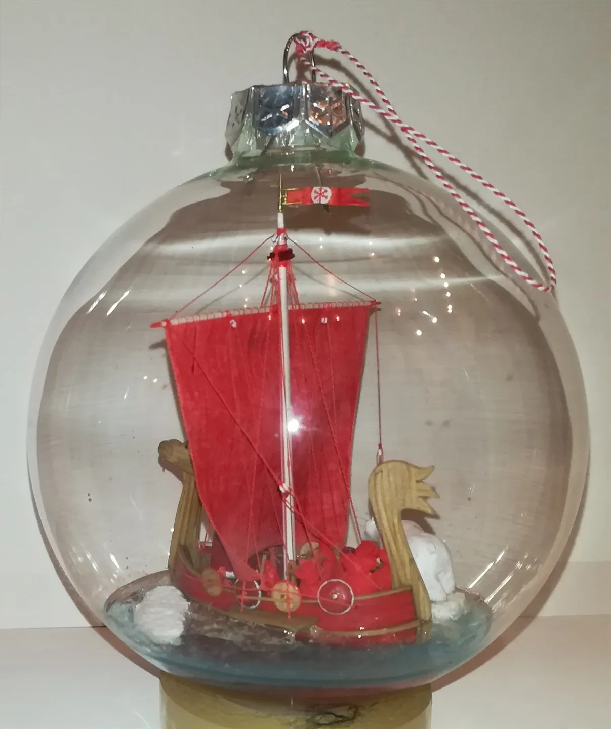 Модель корабля композиция в елочном шаре “Дед Мороз везет подарки”  - Верфь на Столе