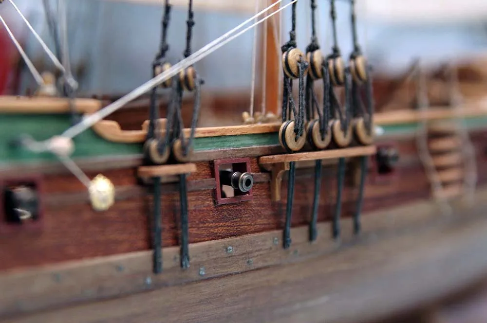 деревянная модель корабля Dolphyn