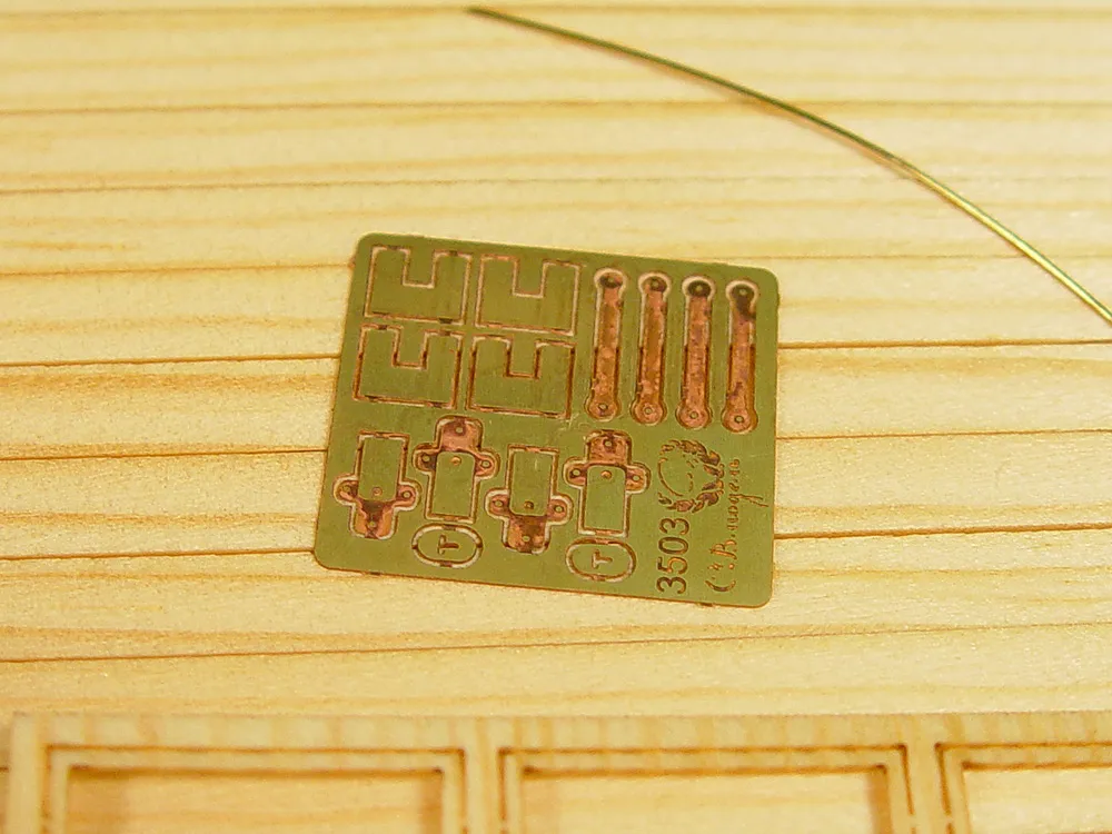 Деревенская изба, версия с подсветкой, 633 детали + (Стартовый набор инструментов)