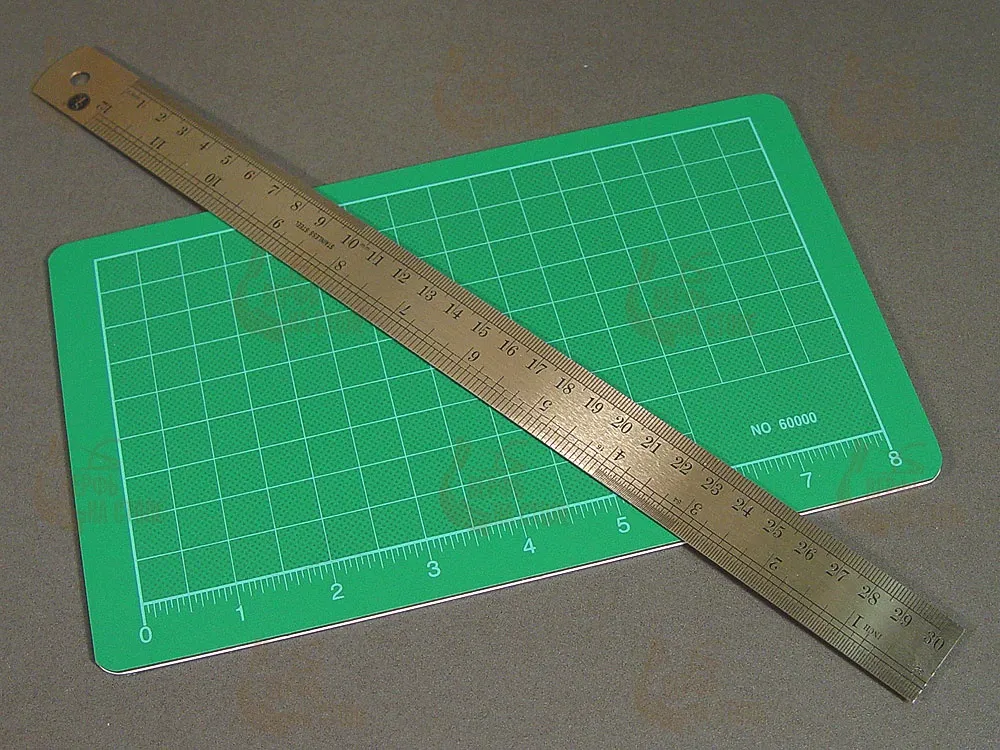 Стальная нескользящая 300 мм линейка