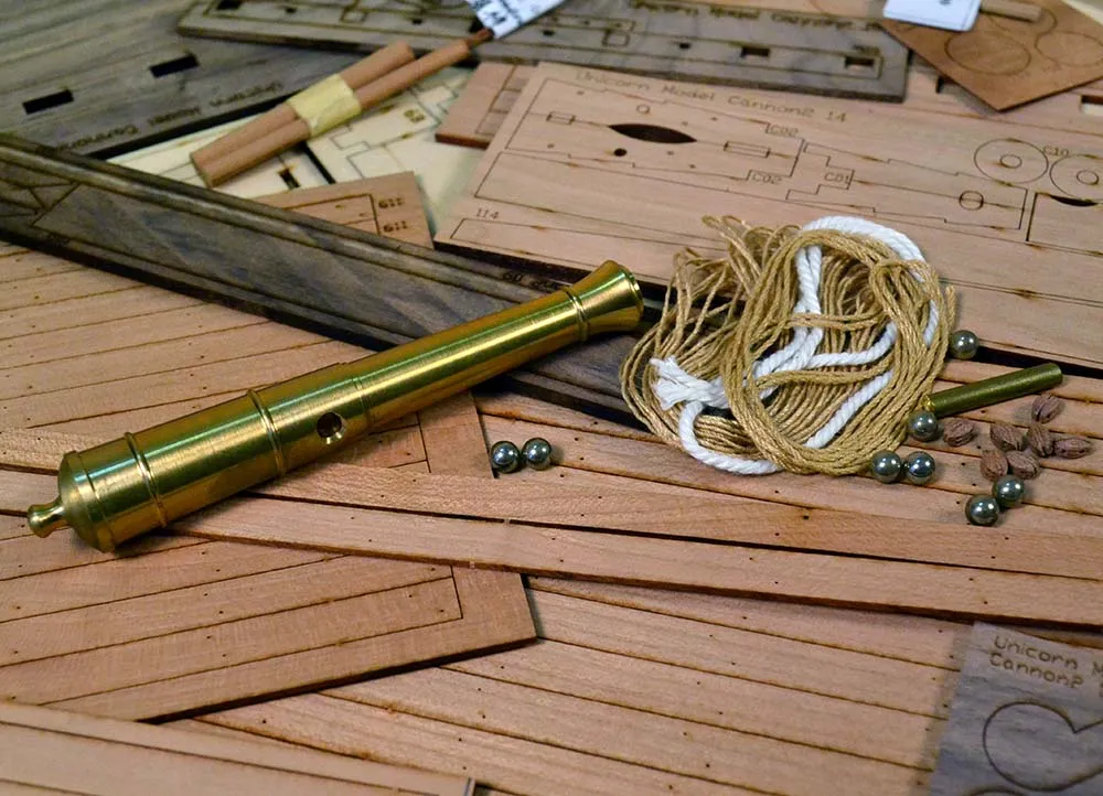 модель пушки 8-фунтовая пушка на палубе