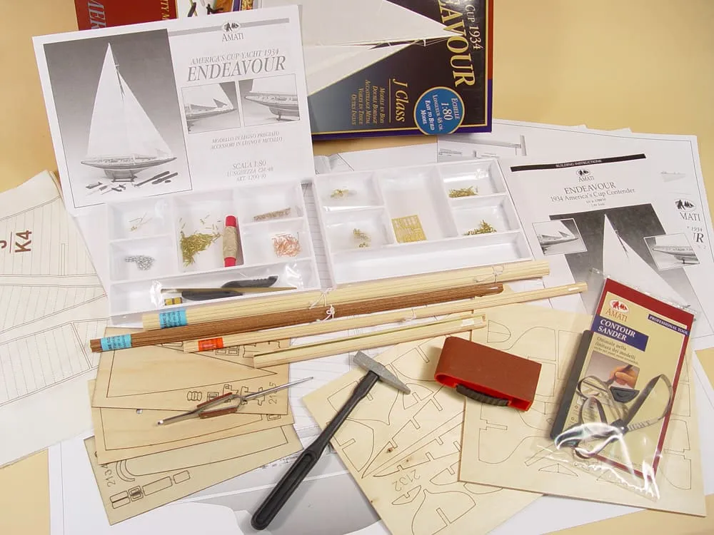 модель яхты Endeavour (плюс инструменты)