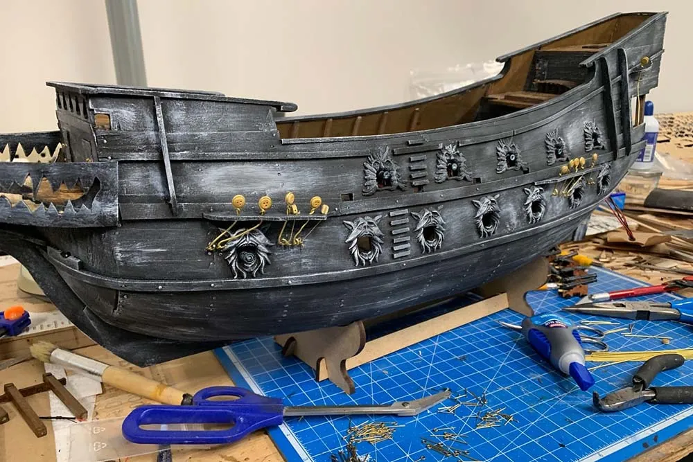 модель корабля своими руками Flying Dutchman (Летучий Голландец) с подсветкой и основанием