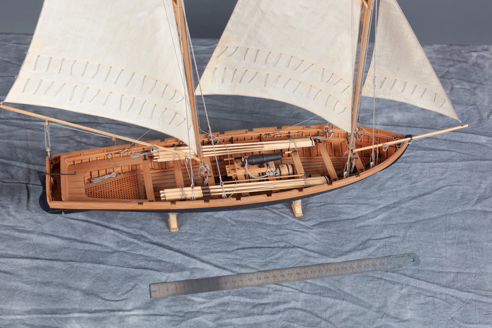 Модель корабля 16-ти весельный катер с парусным вооружением - Верфь на Столе