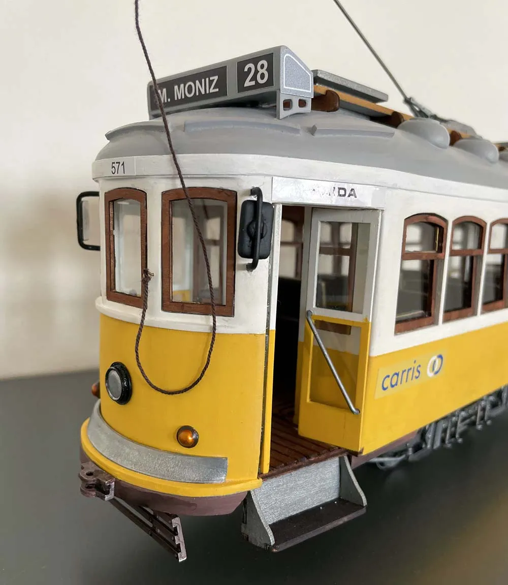 Сборная модель трамвая Lisboa + (Полный набор инструментов, клея и краски)