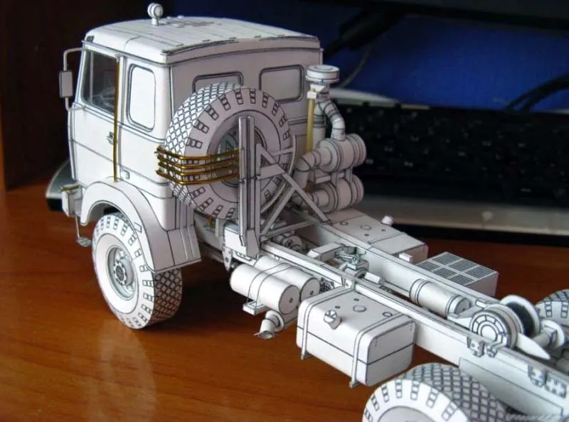 Модель из бумаги грузовой автомобиль