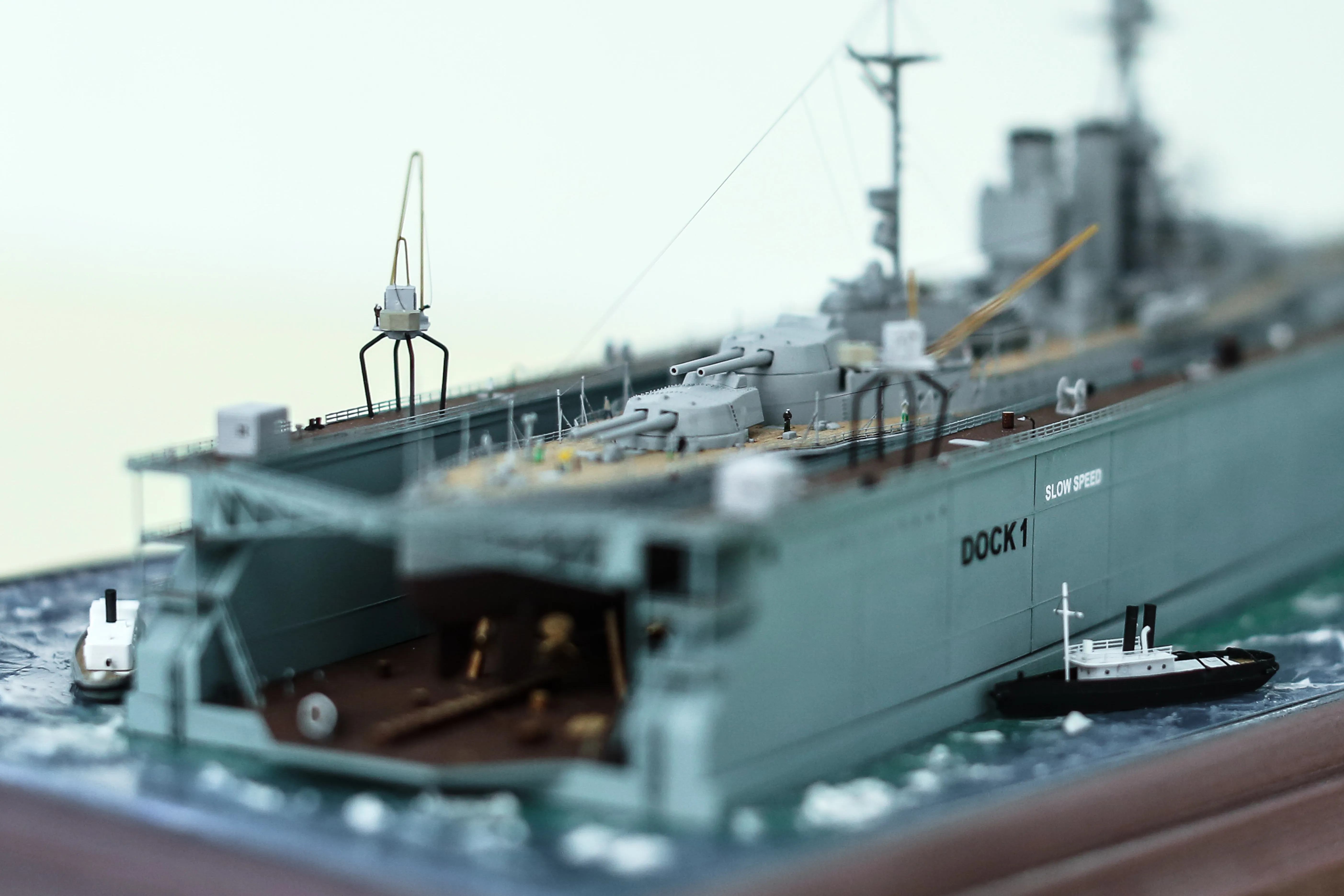 Модель корабля Линкор "Квин Элизабет" в доке - Верфь на Столе