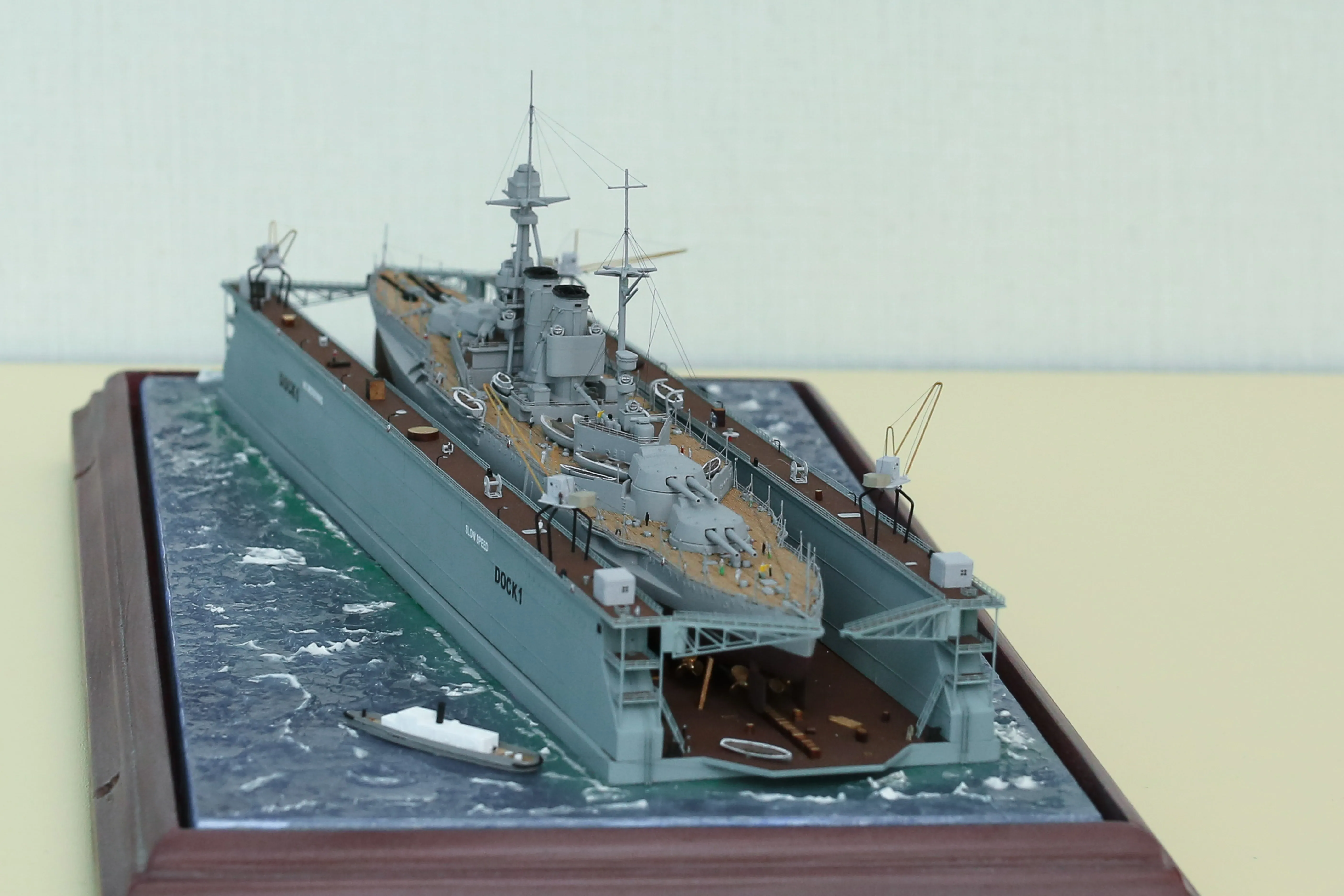 Модель корабля Линкор "Квин Элизабет" в доке - Верфь на Столе