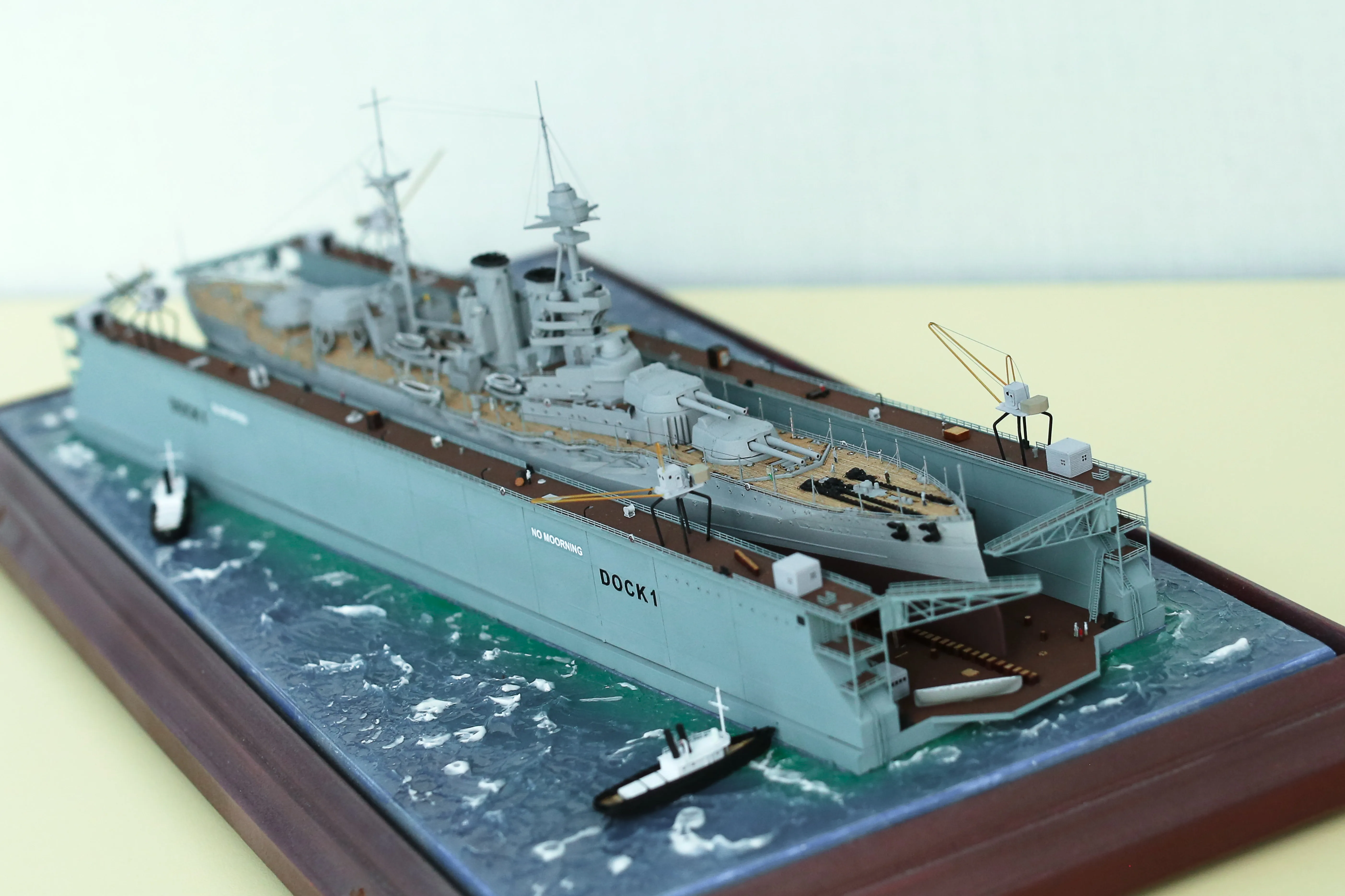 Модель корабля Линкор "Квин Элизабет" в доке - Верфь на Столе