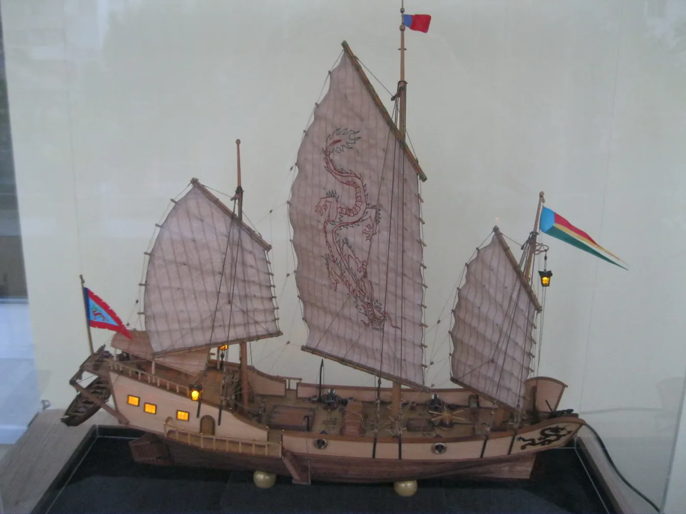 Модель корабля Джонка „RED DRAGON“  - Верфь на Столе