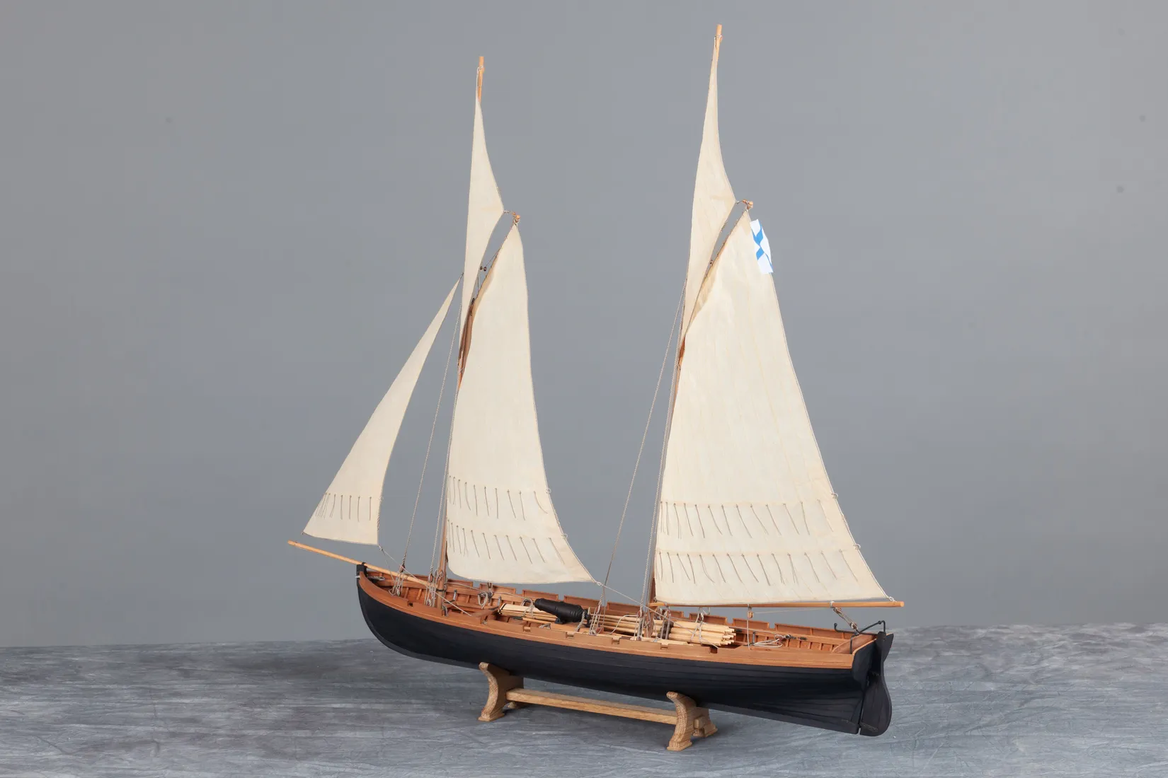 Модель корабля 16-ти весельный катер с парусным вооружением - Верфь на Столе