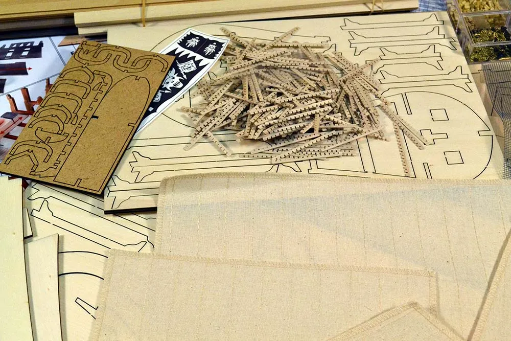 модель корабля своими руками Flying Dutchman (Летучий Голландец) с подсветкой и основанием