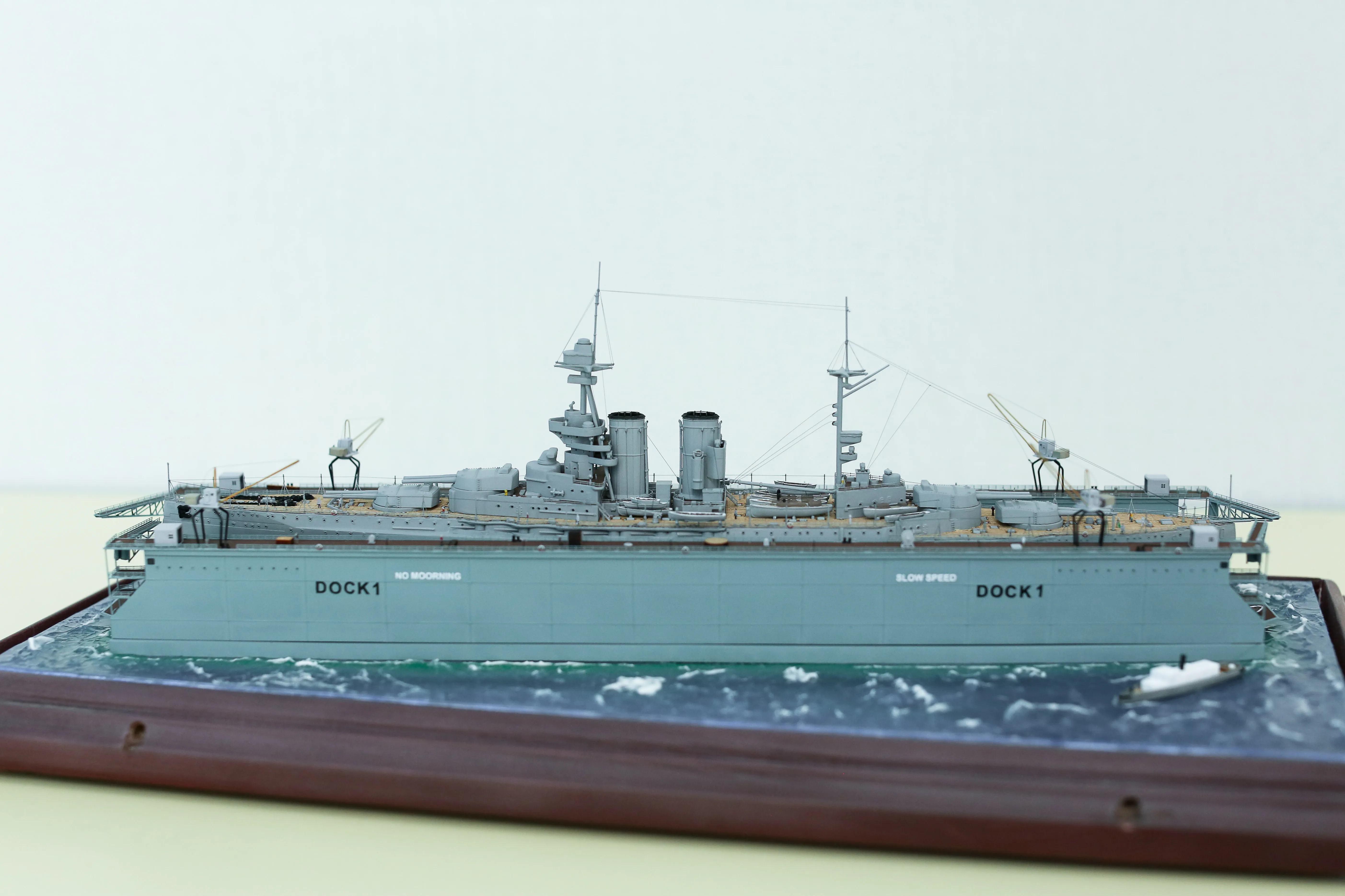 Модель корабля Линкор "Квин Элизабет" в доке - Верфь на Столе