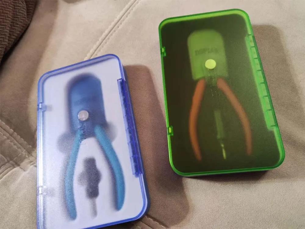 Футляр красно-черный для хранения кусачек