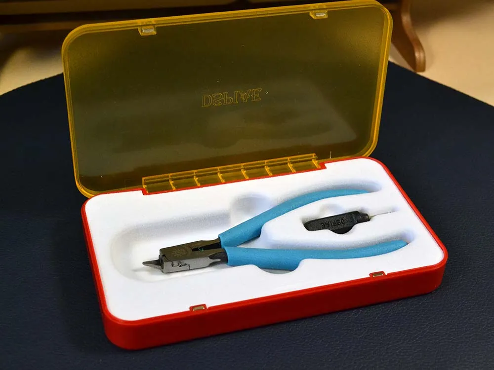 Футляр красно-черный для хранения кусачек