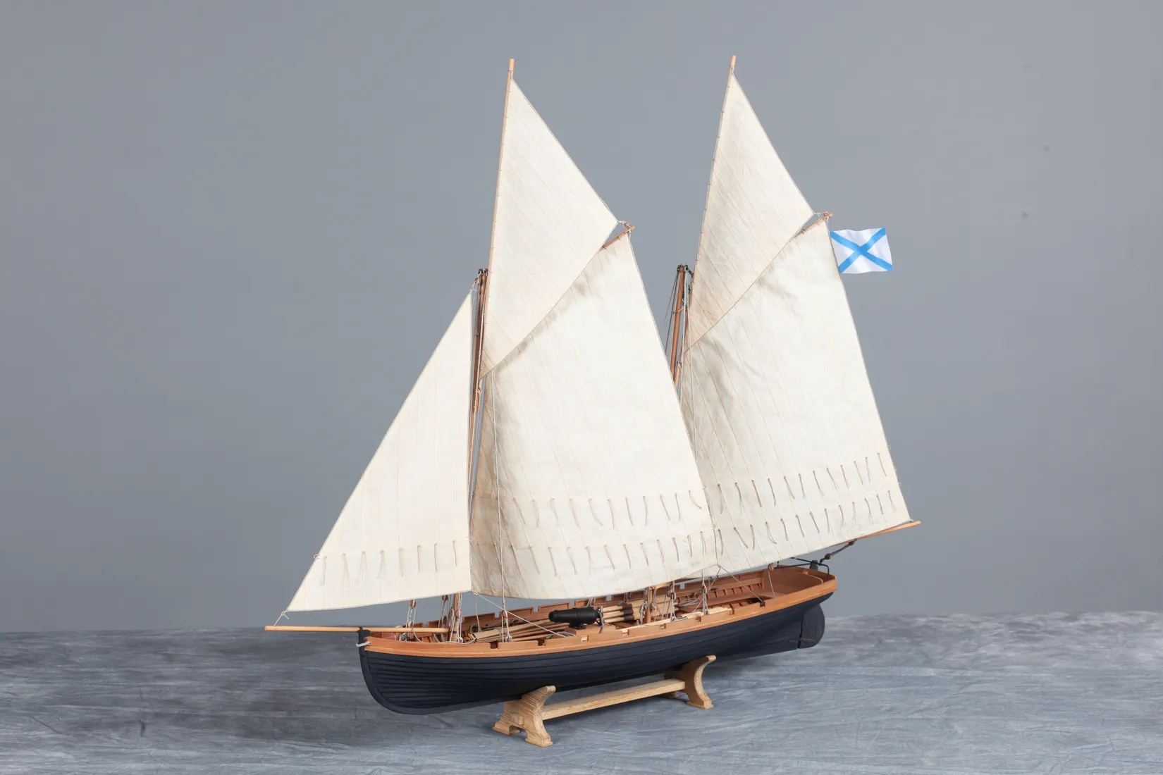 Модель корабля 16-ти весельный катер с парусным вооружением - Верфь на Столе