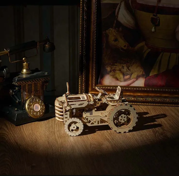 Трактор, 135 деталей, завод от пружины