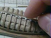 Тщательно промазываем места стыков обшивки и шпангоутов