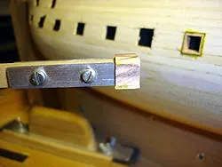 вставляем в отверстие порта