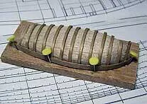 Приклеиваем первую рейку