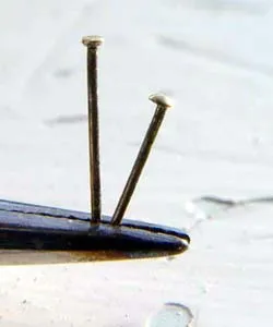 Слева - нормальный гвоздь, справа - дефектный