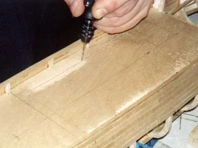 Вырезаются люки для доступа к сервоприводам