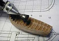 Жесткой щеткой обрабатываем внутреннюю поверхность